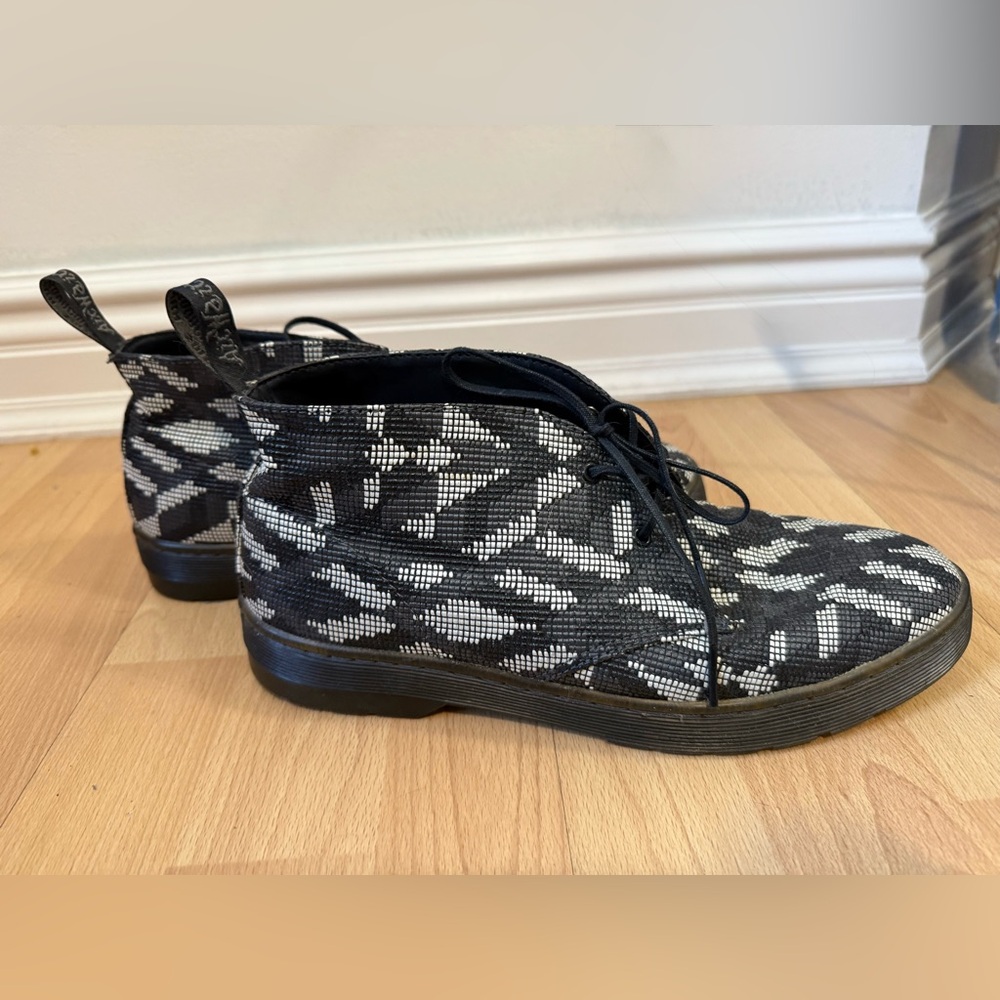 Dr. Martens Daytona Aztec Wave Vegan Booties Size 10